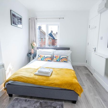 No 01 Small Studio Flat In Aylesbury Town Station Екстериор снимка