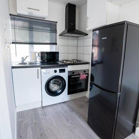 No 01 Small Studio Flat In Aylesbury Town Station Екстериор снимка