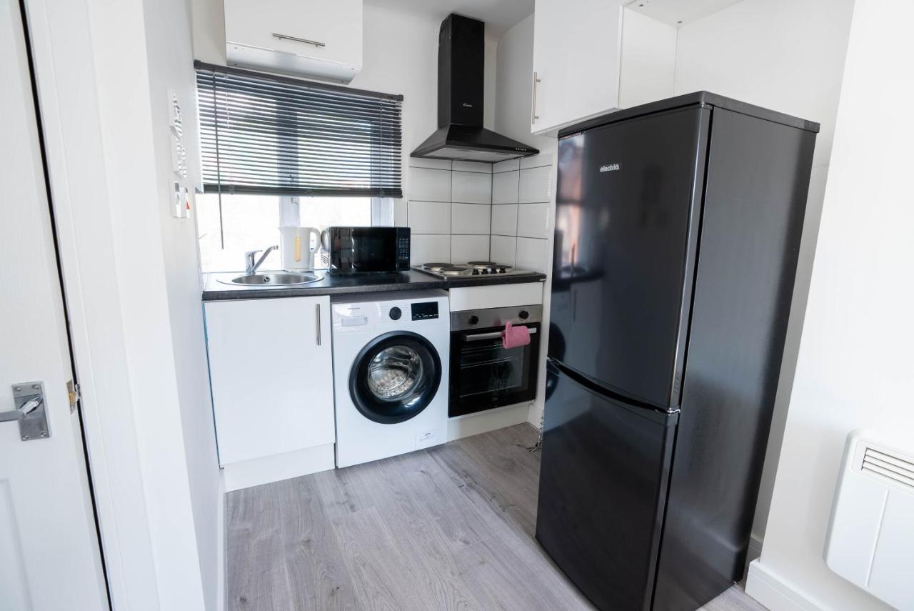 No 01 Small Studio Flat In Aylesbury Town Station Екстериор снимка