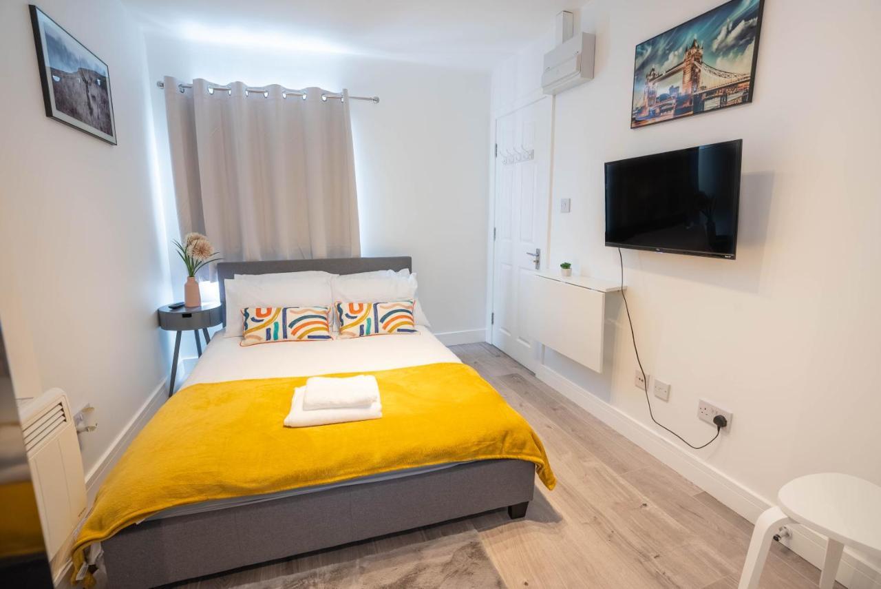 No 01 Small Studio Flat In Aylesbury Town Station Екстериор снимка